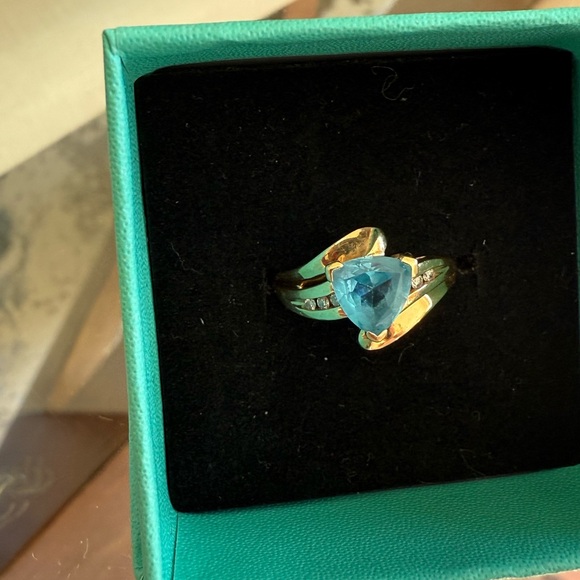 VINTAGE DESIGNER LGL 10K GOLD TRILLION CUT TOPAZ CREATED 
DIAMOND WAVE BAND
RING - Picture 4 of 9